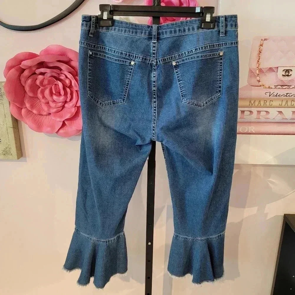 V Cristina Cropped Ruffle Bottom Jean - Picture 3 of 3